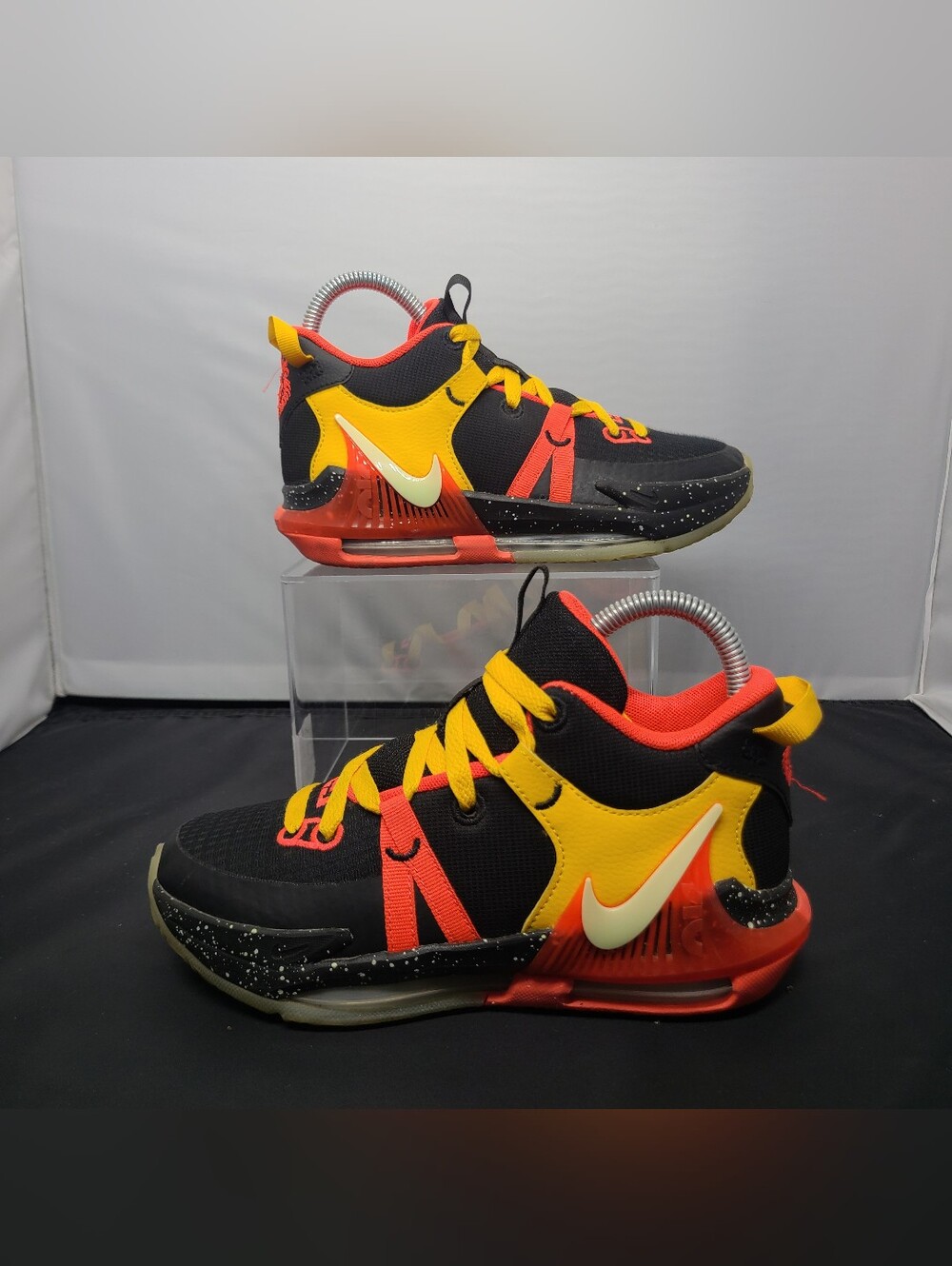 Nike LeBron Witness 7 'Black Bright Crimson Speckled' DQ8650-001 kids size 4Y
